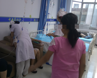 wood灯下可见蓝白色荧光是白癜风吗”