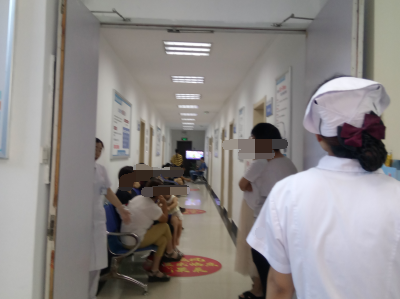 伍德灯下荧光白就是白癜风吗”