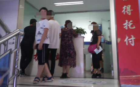 伍德灯下皮肤有白色块能判断就是白癜风吗”