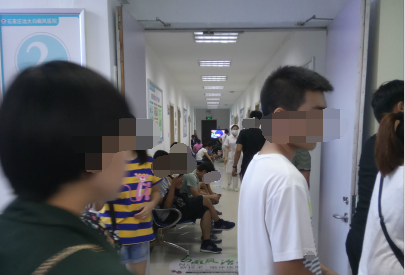 伍德灯下一块块白说是白癜风靠谱吗”