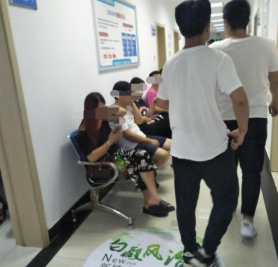 皮肤在伍德灯下灰白色说是白癜风准不准”