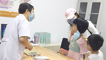 伍德灯下黄白色无荧光