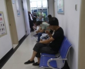 手上皮肤出现白斑光涂药可以吗”