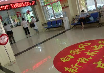 38岁女性手上有白点，怎么治疗好？”